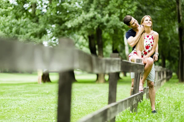 Gelukkige paar liefdevolle elkaar buitenshuis — Stockfoto