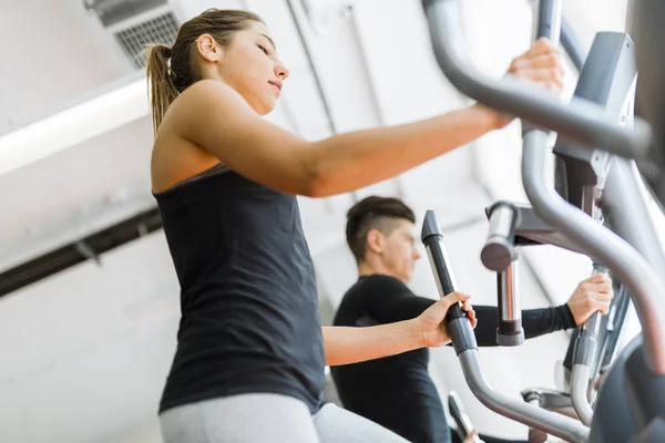 Mujer haciendo ejercicio en un paso — Foto de Stock