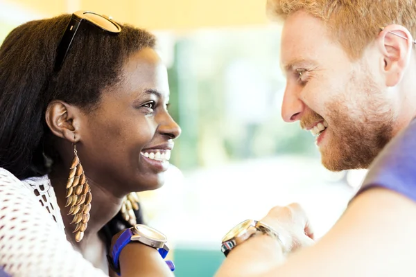 Romantisch paar op zoek in liefde — Stockfoto