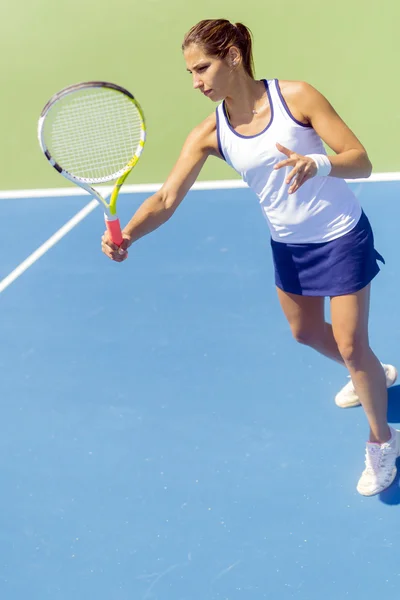 Beautiful female tennis player in action — Stock Photo, Image