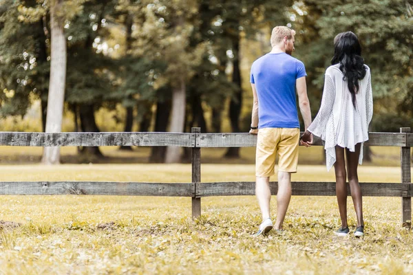 Pareja feliz enamorada cogida de la mano en un parque — Foto de Stock