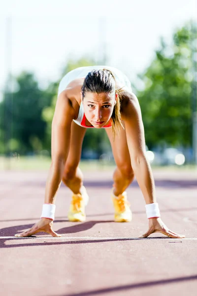 Kadın sprinter sistemi çalıştırmak için hazırlanıyor — Stok fotoğraf