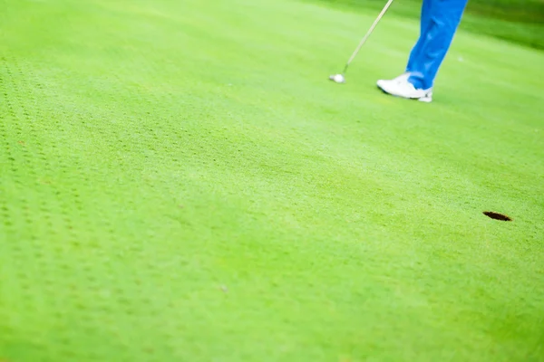 Golfer klaar om het schot te nemen — Stockfoto