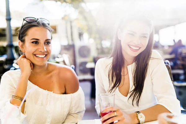 Meninas conversando durante a pausa para almoço — Fotografia de Stock