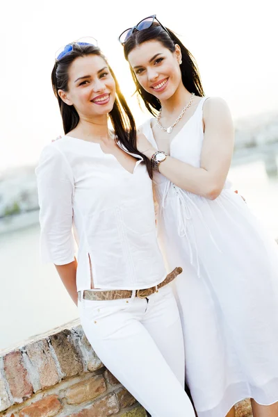 Hermosas mujeres sonriendo y siendo felices —  Fotos de Stock