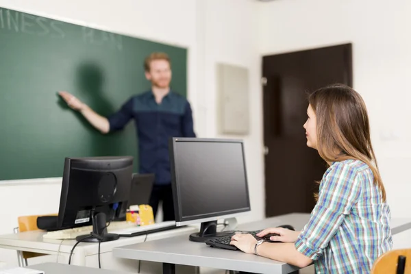 Tanár, oktató, a tanuló egy osztályban — Stock Fotó