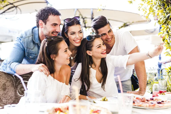 Grupo de pessoas a tirar uma selfie — Fotografia de Stock