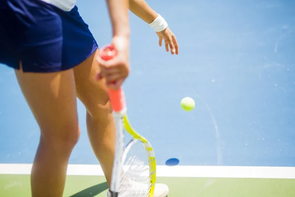 Vackra kvinnliga tennisspelare som serverar — Stockfoto