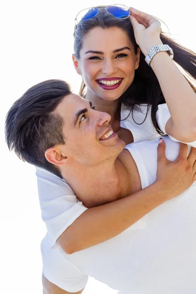 Man die zijn vriendin piggyback — Stockfoto