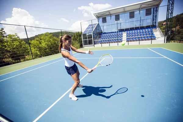 Bir damla ateş gerçekleştirme tenis oyuncusu — Stok fotoğraf