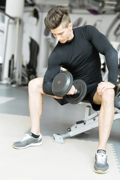 Jonge man opleiding in een sportschool — Stockfoto