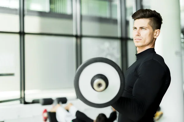 Giovane formazione in palestra — Foto Stock