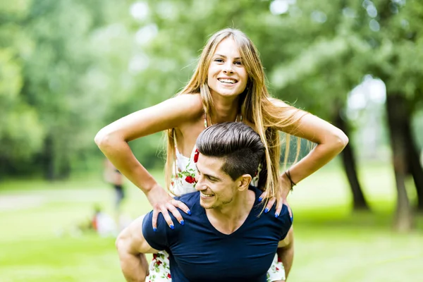 Gelukkig paar in liefde — Stockfoto