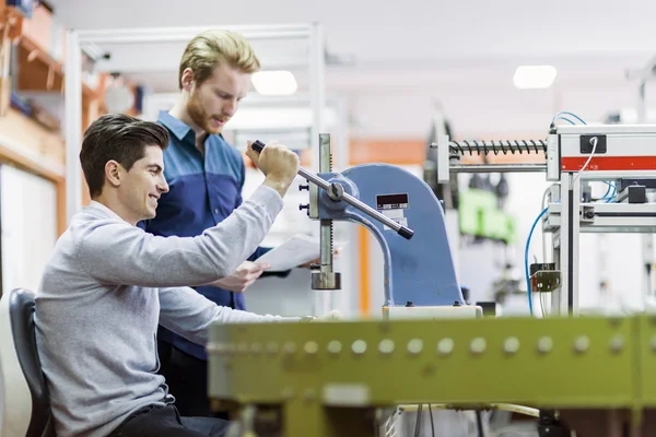 Estudiantes trabajando juntos en un proyecto — Foto de Stock