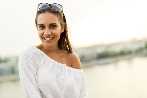 Hermosa mujer sonriendo — Foto de Stock