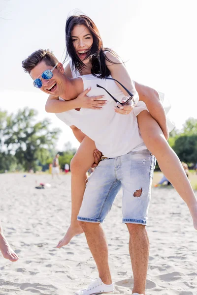 Pareja enamorada disfrutando de sus vacaciones de verano — Foto de Stock