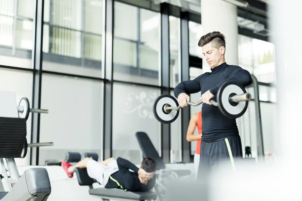 Young man training in a gym — Stock Photo, Image