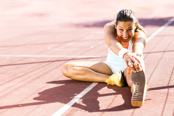 Sportovní žena v létě — Stock fotografie