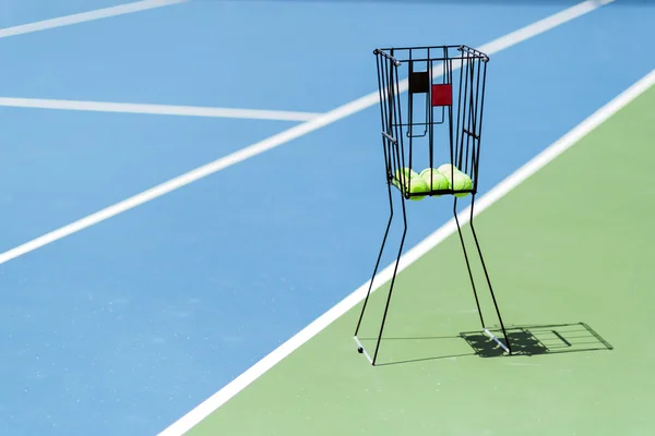 Quadra de tênis com uma cesta de bola — Fotografia de Stock