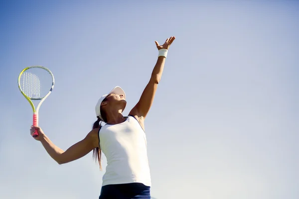 Tennisspielerin serviert — Stockfoto