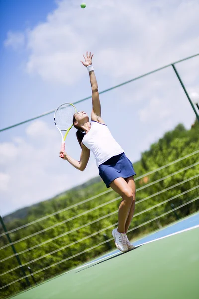 Jugadora de tenis sirviendo —  Fotos de Stock