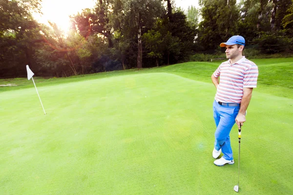 Prachtige landschap met een golfer — Stockfoto