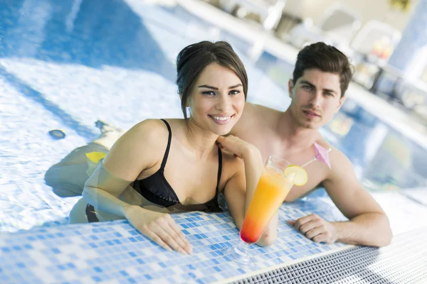 Paar trinkt einen Cocktail am Pool — Stockfoto