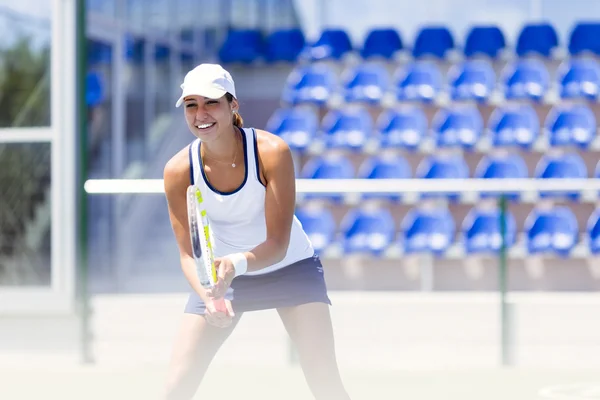 Jugadora de tenis femenina recibiendo servicio — Foto de Stock