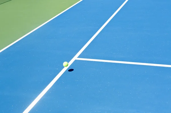Court de tennis balle — Photo