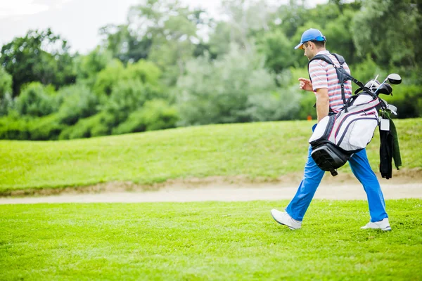 高尔夫球手携带他的设备 — 图库照片
