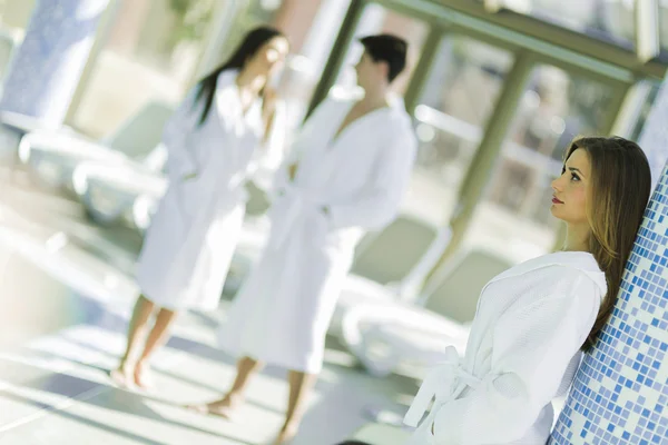 Amigos relajándose en un spa — Foto de Stock