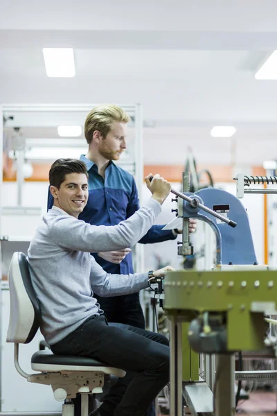 Estudiantes trabajando juntos en un proyecto — Foto de Stock