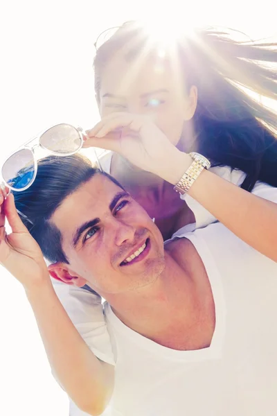 Uomo portando la sua ragazza a cavalluccio — Foto Stock