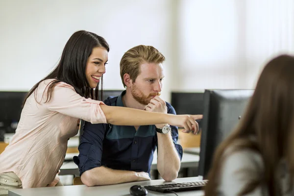 Young woman helping classmate understand — Stock Photo, Image
