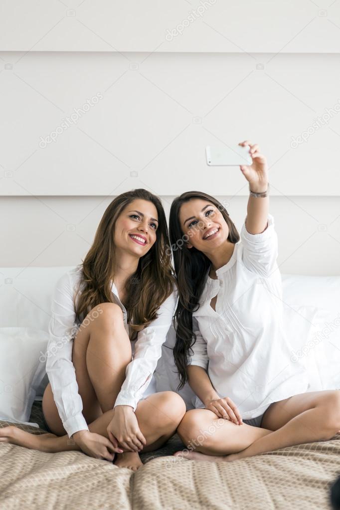 teen girl selfies auf dem bett