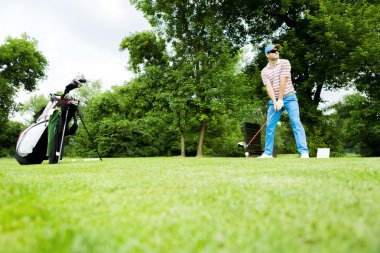 Golfçü vurmak için hazır Başlarken
