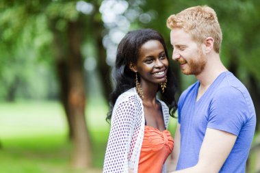 Huzur içinde sarılma aşık Çift