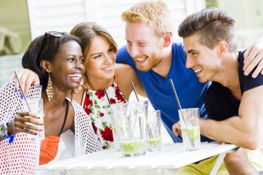 Mutlu insanlar mutlu olmak gülüyor