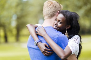 Huzur içinde sarılma aşık Çift