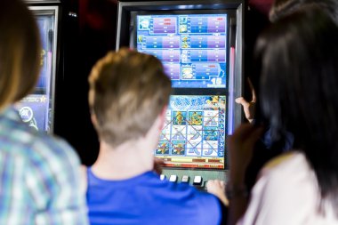 Arkadaşlar bir casino kumar