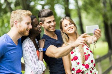 Doğada selfies geziye çiftler grup