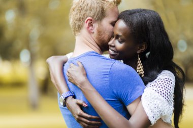 Huzur içinde sarılma aşık Çift