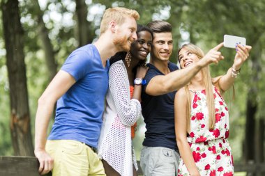 Doğada selfies geziye çiftler grup