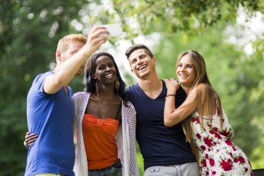 Doğada selfies geziye çiftler grup