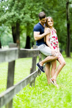 Mutlu çift birbirlerine sevgi dolu