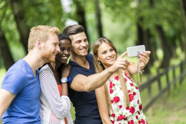 Doğada selfies geziye çiftler grup