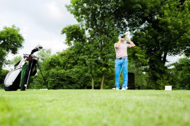 Golfçü vurmak için hazır Başlarken