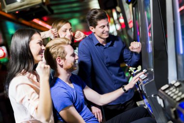 Arkadaşlar bir casino kumar