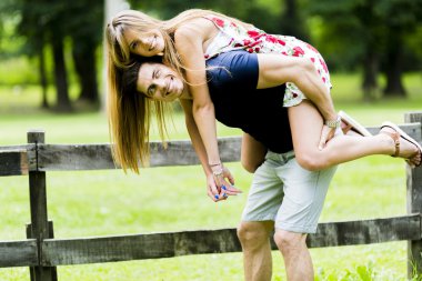 Aşık mutlu bir çift.