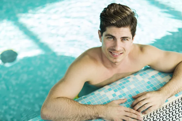 Homem bonito na piscina — Fotografia de Stock